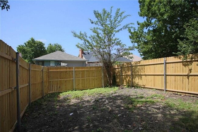 Building Photo - Spacious 3 Bedroom House in Carrollton!