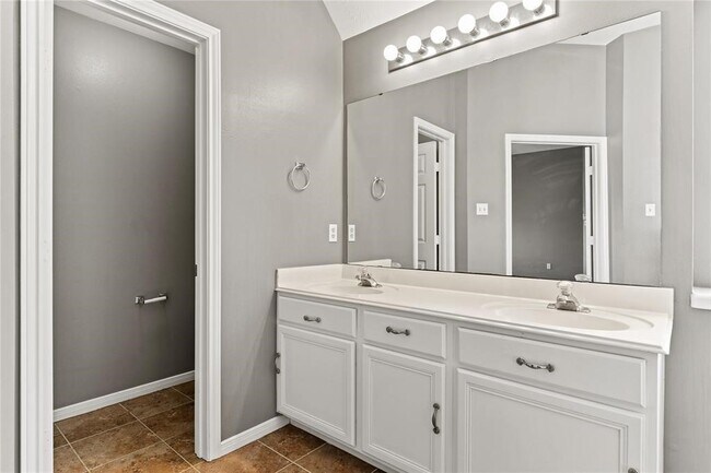 Building Photo - 5407 W Harrow Dr
