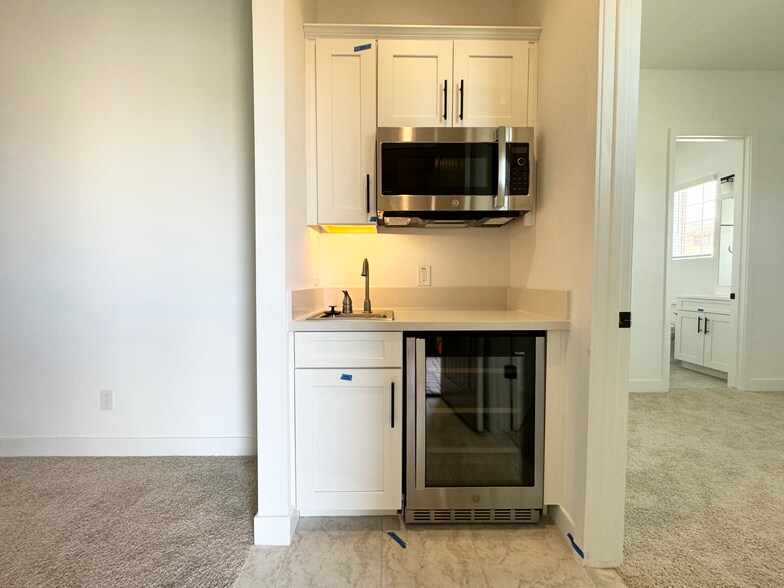 Building Photo - 8723 W Vista Ave