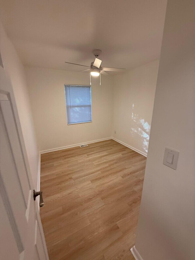 Building Photo - 904 Ridge Dr