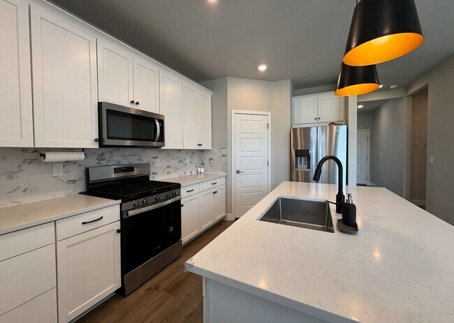 Building Photo - Spacious 3 bed 3 bath 2-story comfortable ...