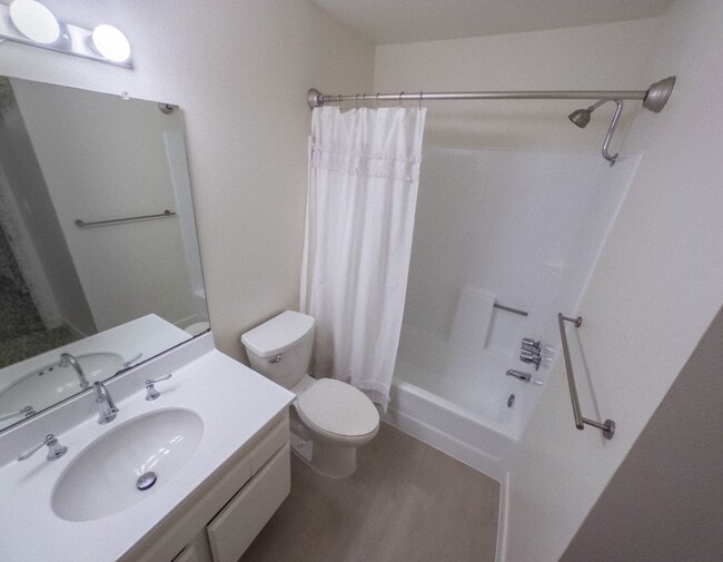 Building Photo - Large 2bed/ 2 bath corner unit in the heart of Silverlake with Hot Tub, Pool, Gated Parking and P...