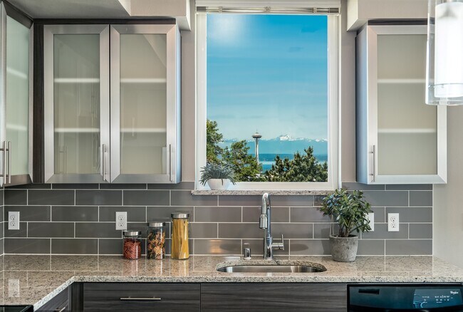 Building Photo - 1321 E John St