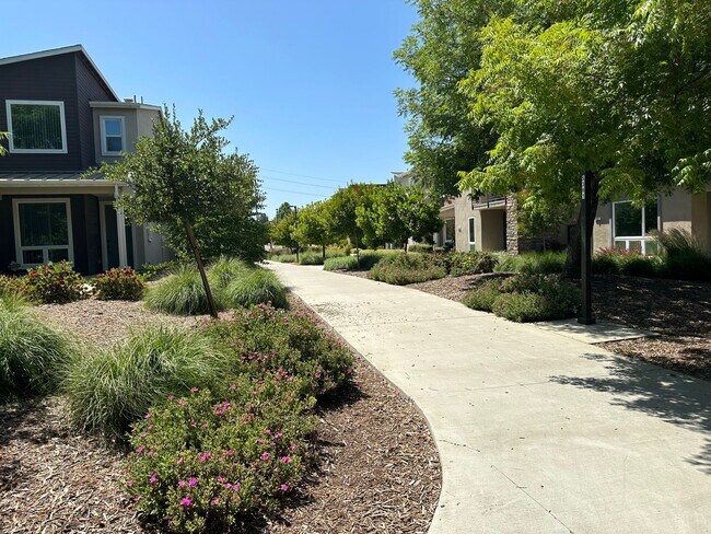 Building Photo - Charming 3 Bed / 2.5 Bath Home with Modern Upgrades