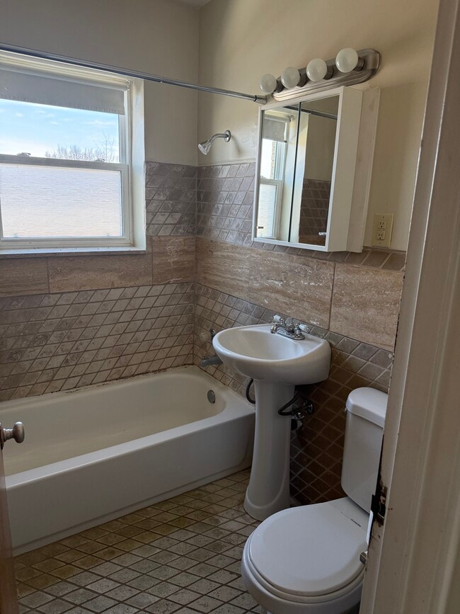 Building Photo - 3455 Shoreline Dr