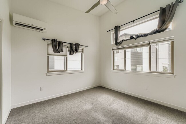 Building Photo - Modern 2-Bed, 2-Bath Townhome with Air-Conditioning in Rainier Beach