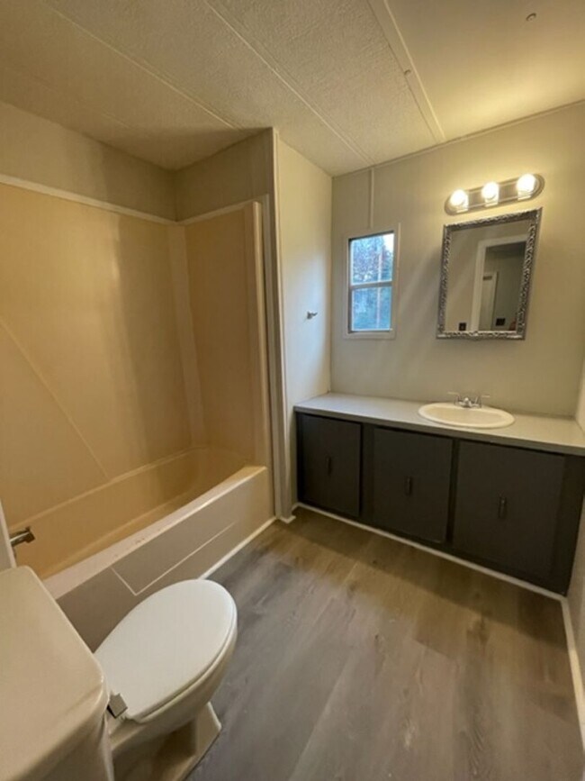 Building Photo - Must see this adorable 3 bedroom 1.5 bath Moble Home located it Dallas