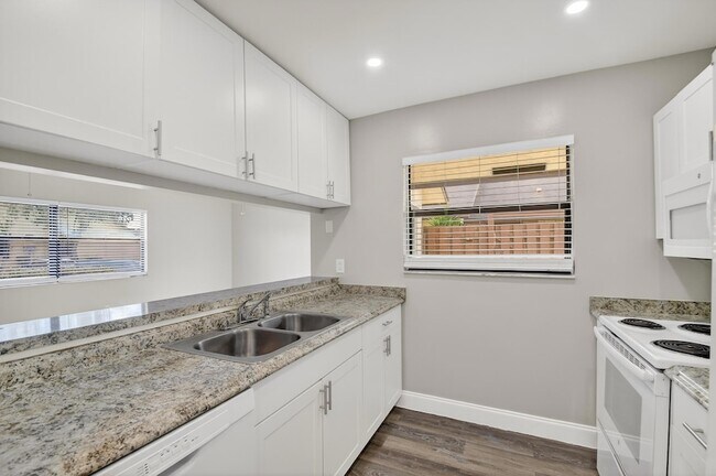 Building Photo - 484 Springdale Cir