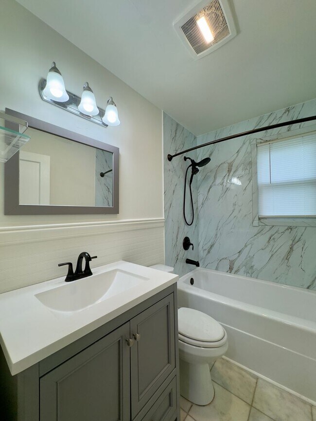 Building Photo - Charming 2 Bedroom/1 Bathroom Home at Laur...