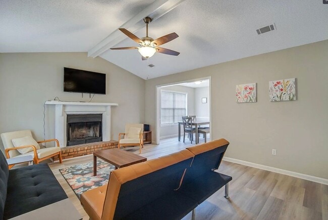 Building Photo - Available June 22nd! Beautiful