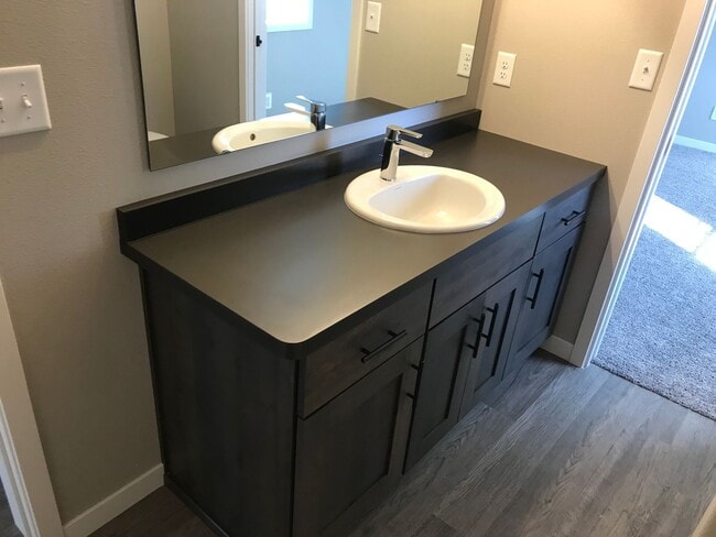 Building Photo - 4 Bed 2 Bath Single Family Home