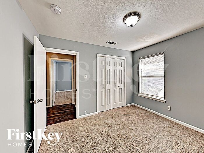 Building Photo - 626 Warren St