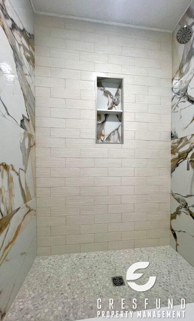 Building Photo - RECENTLY RENOVATED 3 BEDROOM - Ready for M...