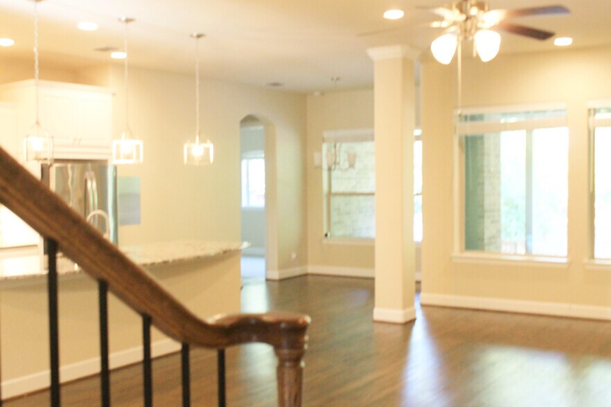 Building Photo - 508 Hidden Meadow Dr