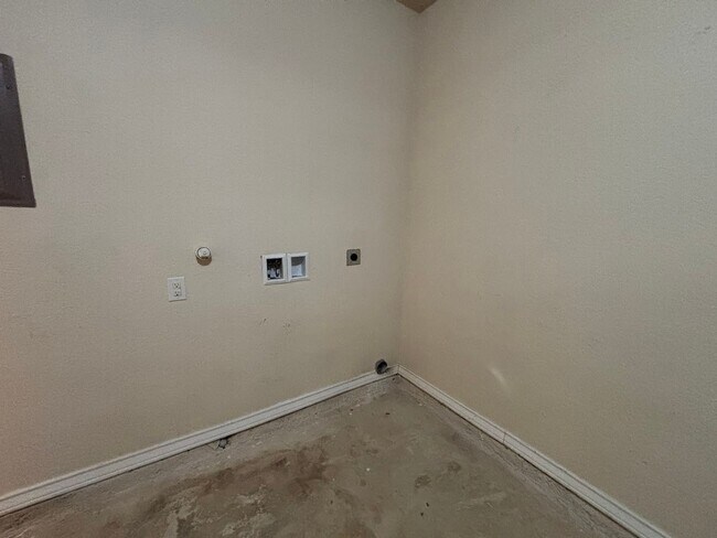 Building Photo - Spacious 3-Bedroom Townhome – Great Location!