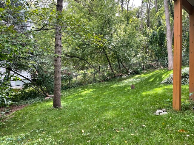 Building Photo - 1721 N High Point Rd