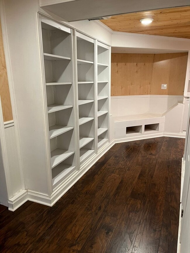 Building Photo - Urban Craftsman Gem!