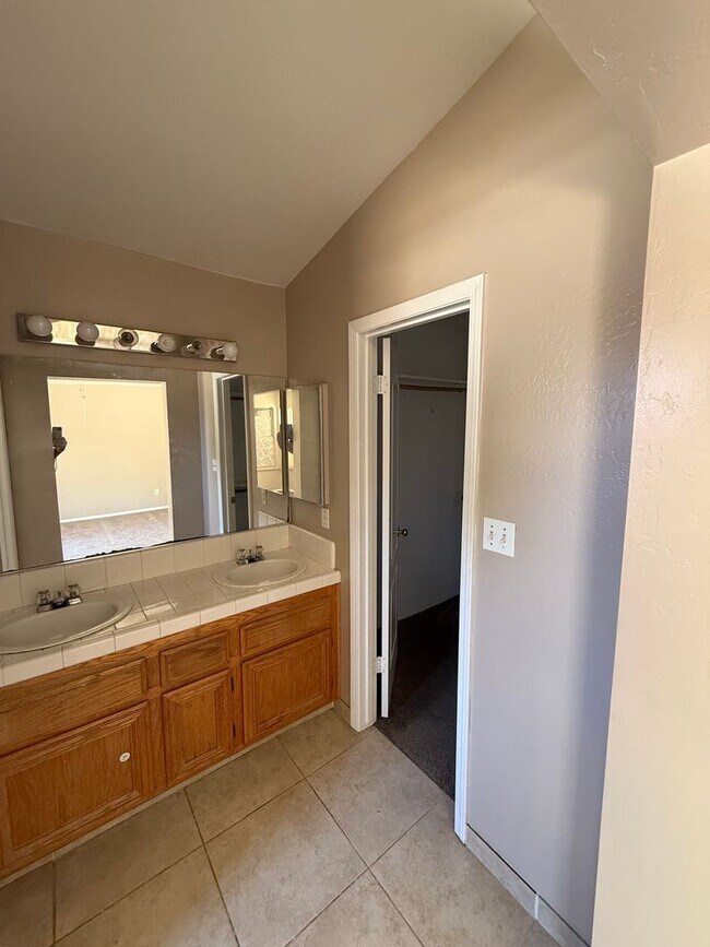 Building Photo - Spacious 4-Bedroom Home in Riverlakes Comm...