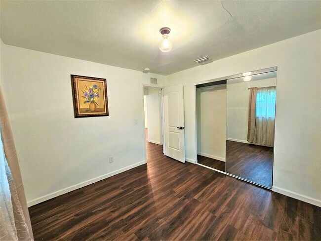 Building Photo - 261 6th Ct SW