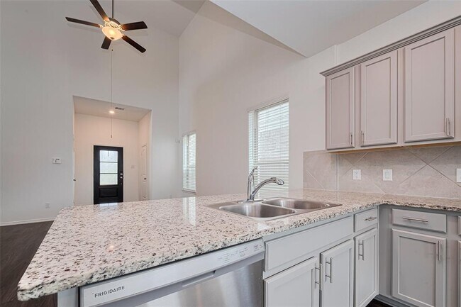Building Photo - 18414 Hilltop Climb Dr