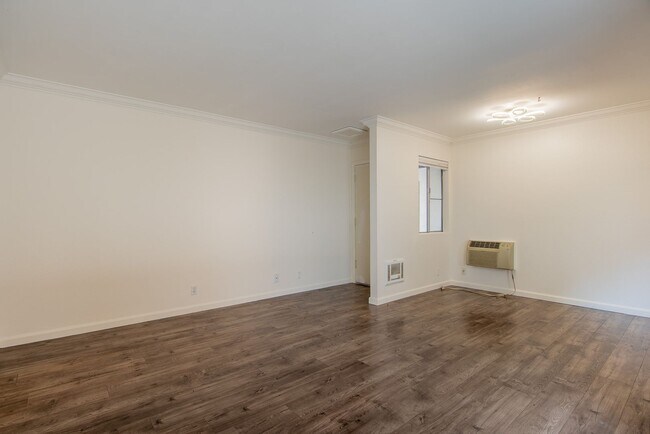Building Photo - 1 Bedroom 1 Bathroom Townhouse Available For Rent In Mission Valley!