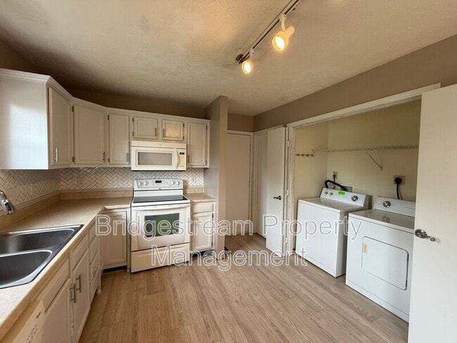 Building Photo - 381 Sherman Dr