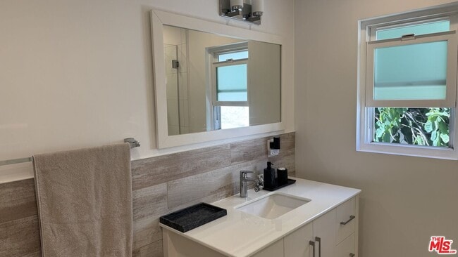 Building Photo - 1113 S Doheny Dr