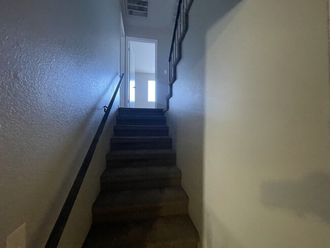 Building Photo - 3 Bed/ 2.5.Ba 2 story townhome , Gated Com...