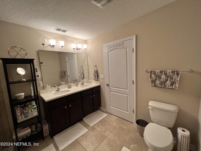 Building Photo - 15805 Twin Creek Dr