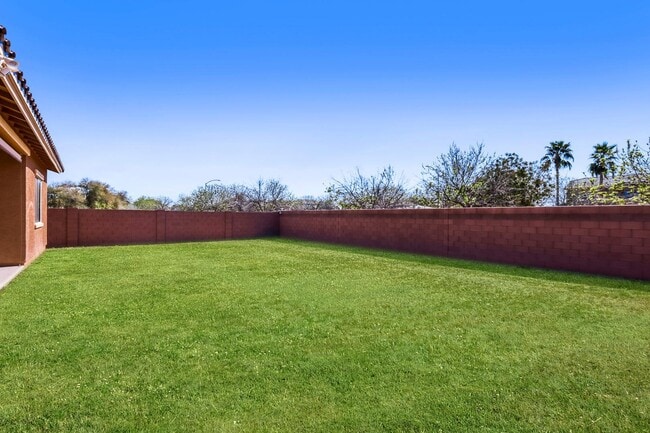 Building Photo - 8723 W Vista Ave