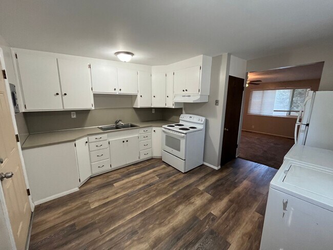 Building Photo - Weber Triplex