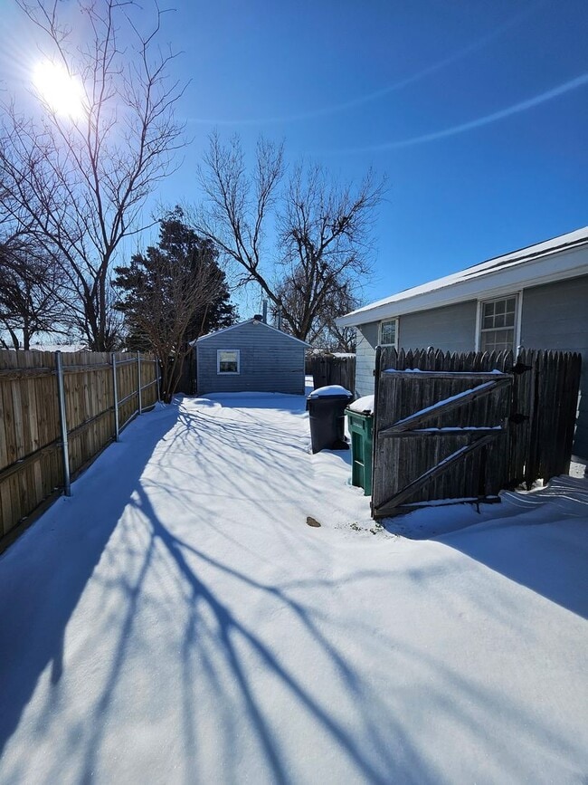 Building Photo - 2 Bedroom 1 Bath  Bonus Detached Master Bedroom