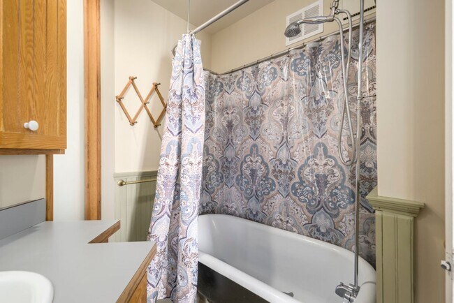 Building Photo - Gorgeous  Home In The Marmalade District O...