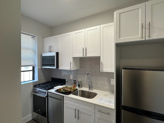 Building Photo - 61 Park Dr