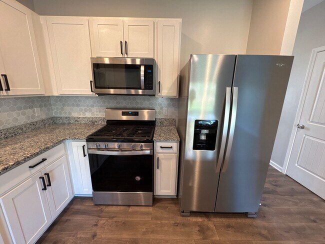 Building Photo - Enjoy Modern Living in This Stylish Woodbridge Glen Townhome!