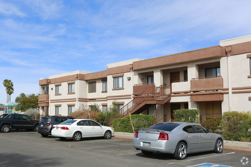Building Photo - 2485 N Alvernon Way