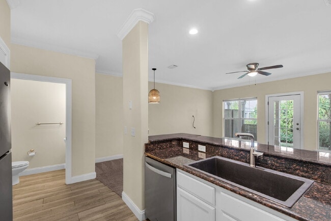 Building Photo - "Charming 3-Bedroom Townhouse Oasis in Destin!"