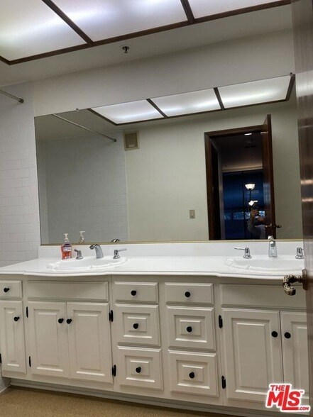 Building Photo - 880 W 1st St