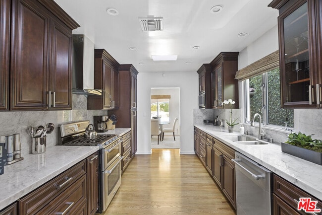 Building Photo - 735 Westmount Dr