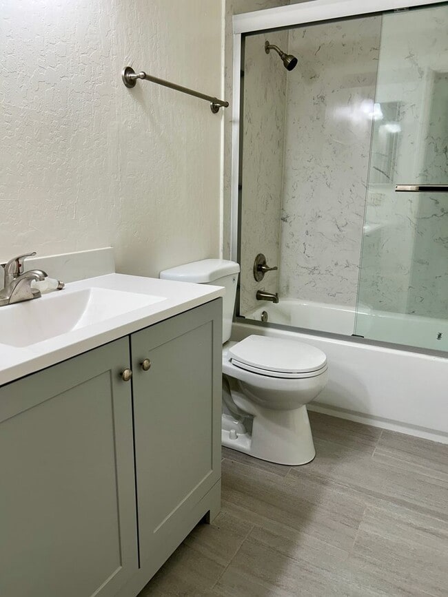 Building Photo - Updated 3 Bed, 1.5 Bath Townhome with Priv...
