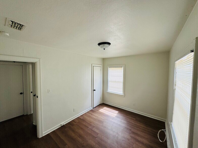 Building Photo - 1983 Lambert St