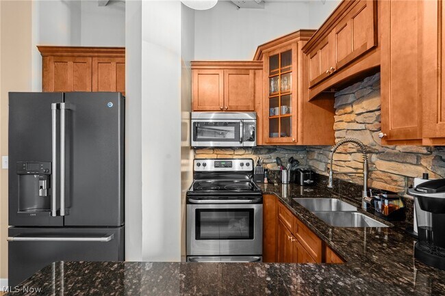 Building Photo - 1133 W 9th St