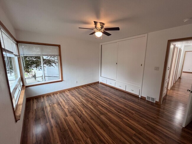 Building Photo - Charming Bremerton Home with Fenced Yard
