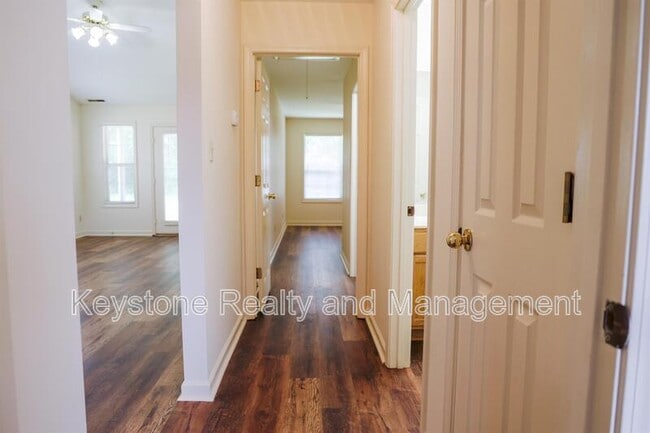 Building Photo - 755 Sivley Rd