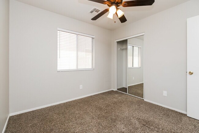 Building Photo - 4883 E Meadow Lark Way