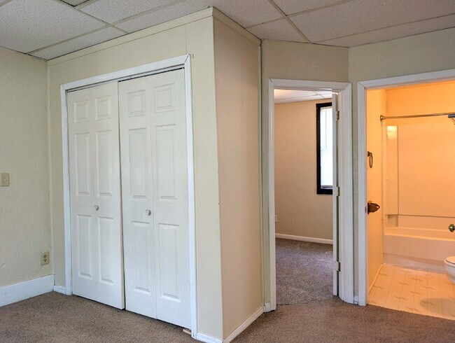 Building Photo - 2 Bedroom Lower Duplex In Green Bay