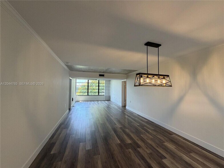Building Photo - 1705 Whitehall Dr