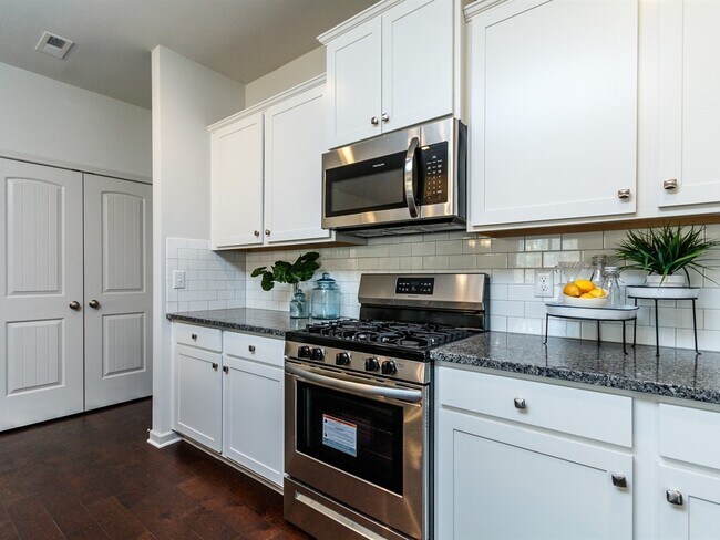 Building Photo - 1313 Achonechy Trl