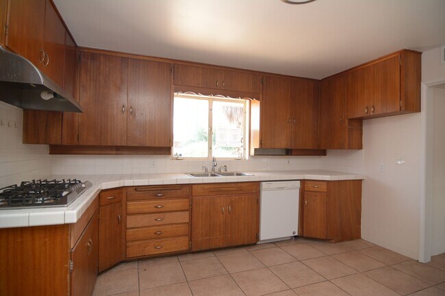 Building Photo - 6 Bedroom 3 Bath Home! Walking distance to University!