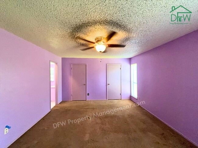 Building Photo - Spacious 3-Bed / 2-Bath Home with Large Fenced Backyard in Quiet Benbrook Neighborhood